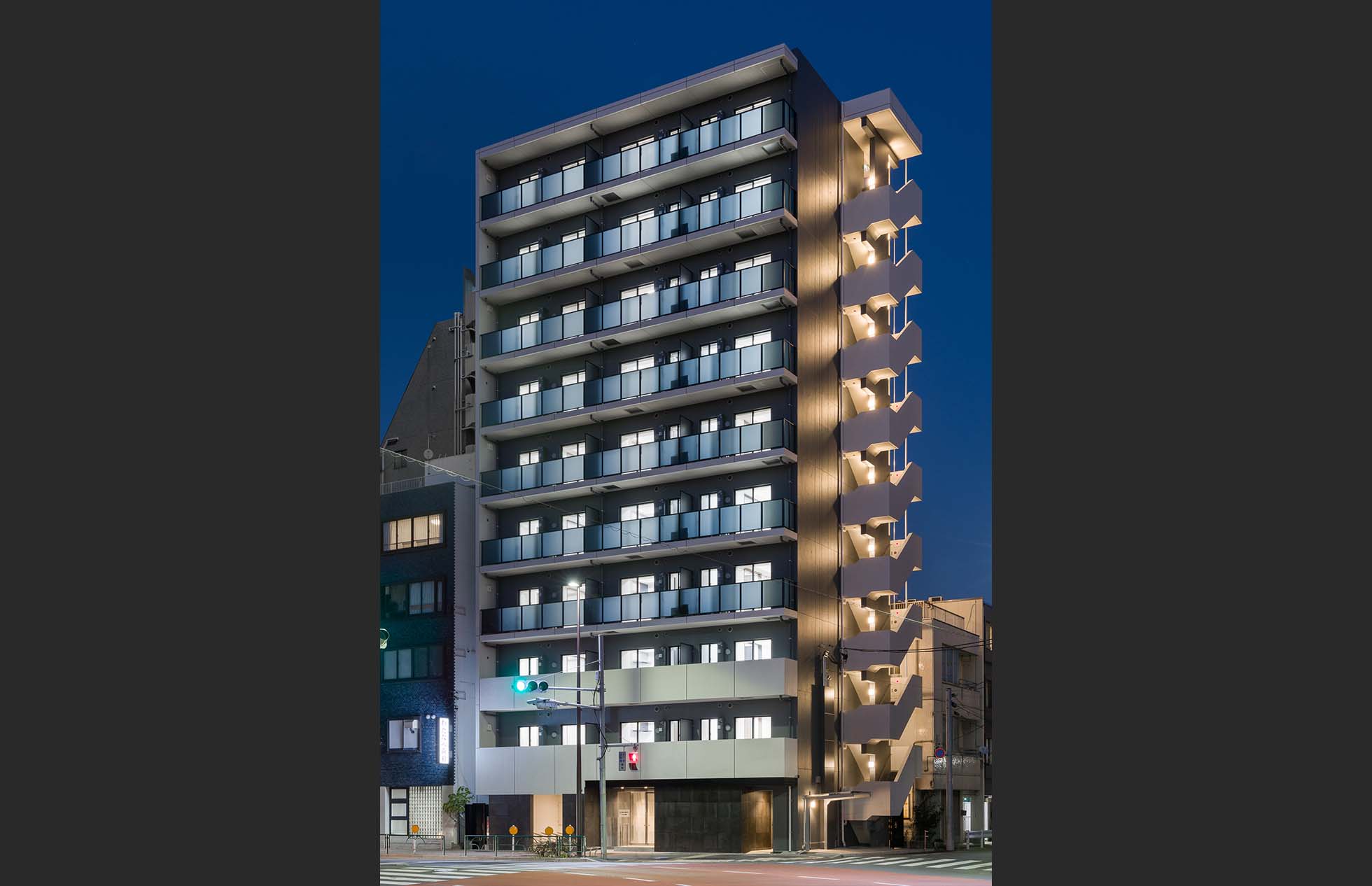 南西側外観(夜景)