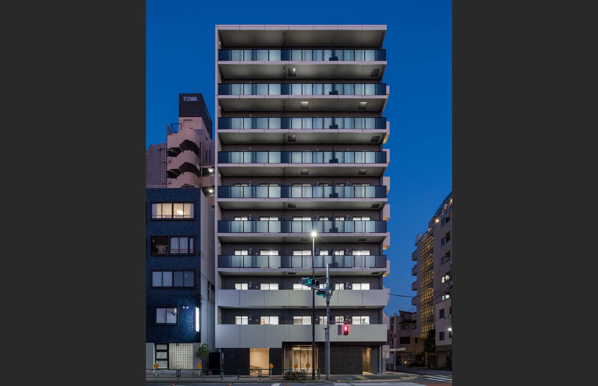 西側外観(夜景)